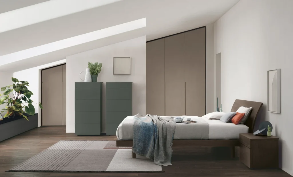Letto Clio Tomasella Contract in Rovere Moka abbinato ai contenitori Pass in Rovere Moka e laccato opaco Mirto 165. Armadio Doris. Camera da letto moderna 2024.