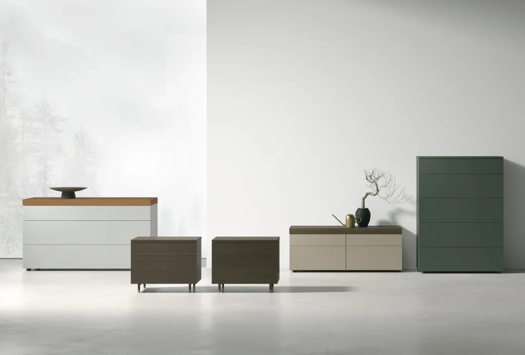 Linea contenitori Argo di Tomasella Contract: comò in laccato opaco Ghiaccio, comodini in Rovere Moka con base Tracks, comodino Arena e settimanale laccato Bosco 168. Mobili notte 2024.
