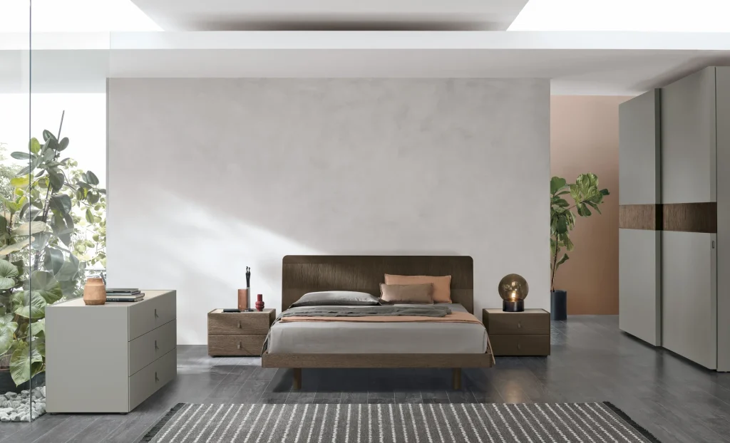 Letto Frame Tomasella Contract in Rovere Moka con decoro rigato abbinato ai contenitori Thalem in laccato Salina 163 e Rovere Moka con gres Stone Dordogne. 2024.