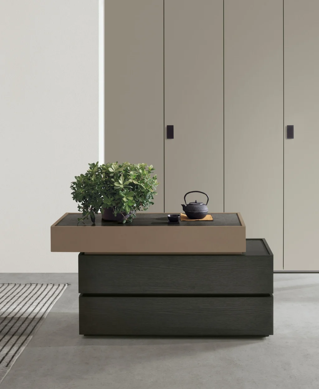 Primo piano dei moduli contenitore Replay Tomasella sovrapposti in Rovere Carbone con top in gres: gioco di volumi e contrasti materici. Tomasella Night Collection 2024.