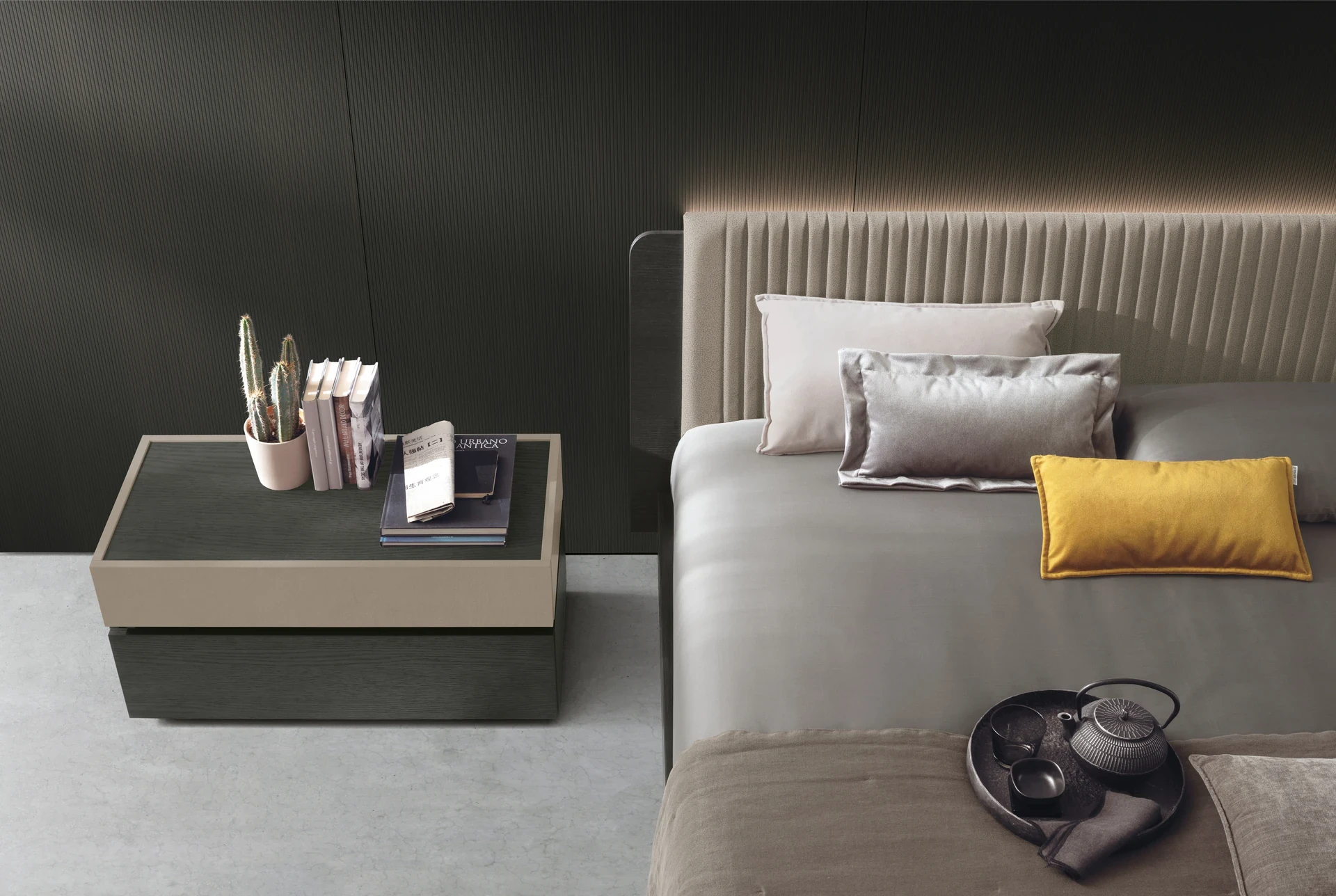 Dettaglio del letto Roxy Tomasella: testiera in materico con pannello imbottito matelassé a righe verticali. Comodino Replay in Rovere Carbone. Tomasella Night Collection 2024.