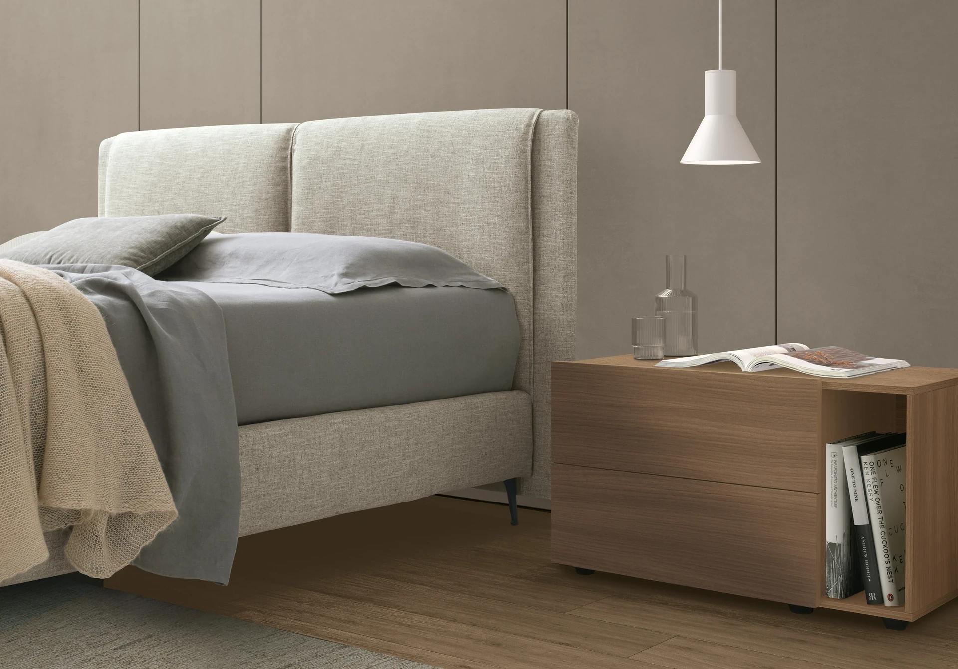 Dettaglio del letto Gemini Tomasella Contract: testiera composta da due cuscini imbottiti personalizzabili che offrono comfort individuale. Camera da letto design italiano 2024.