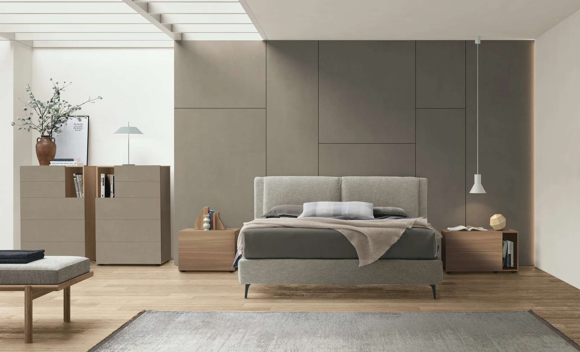 Letto Gemini Ring H.20 Tomasella Contract in tessuto Allure unito 03 con boiserie Glove scuretto in Argilla Cacao. Contenitori Theo. Camera da letto moderna 2024.