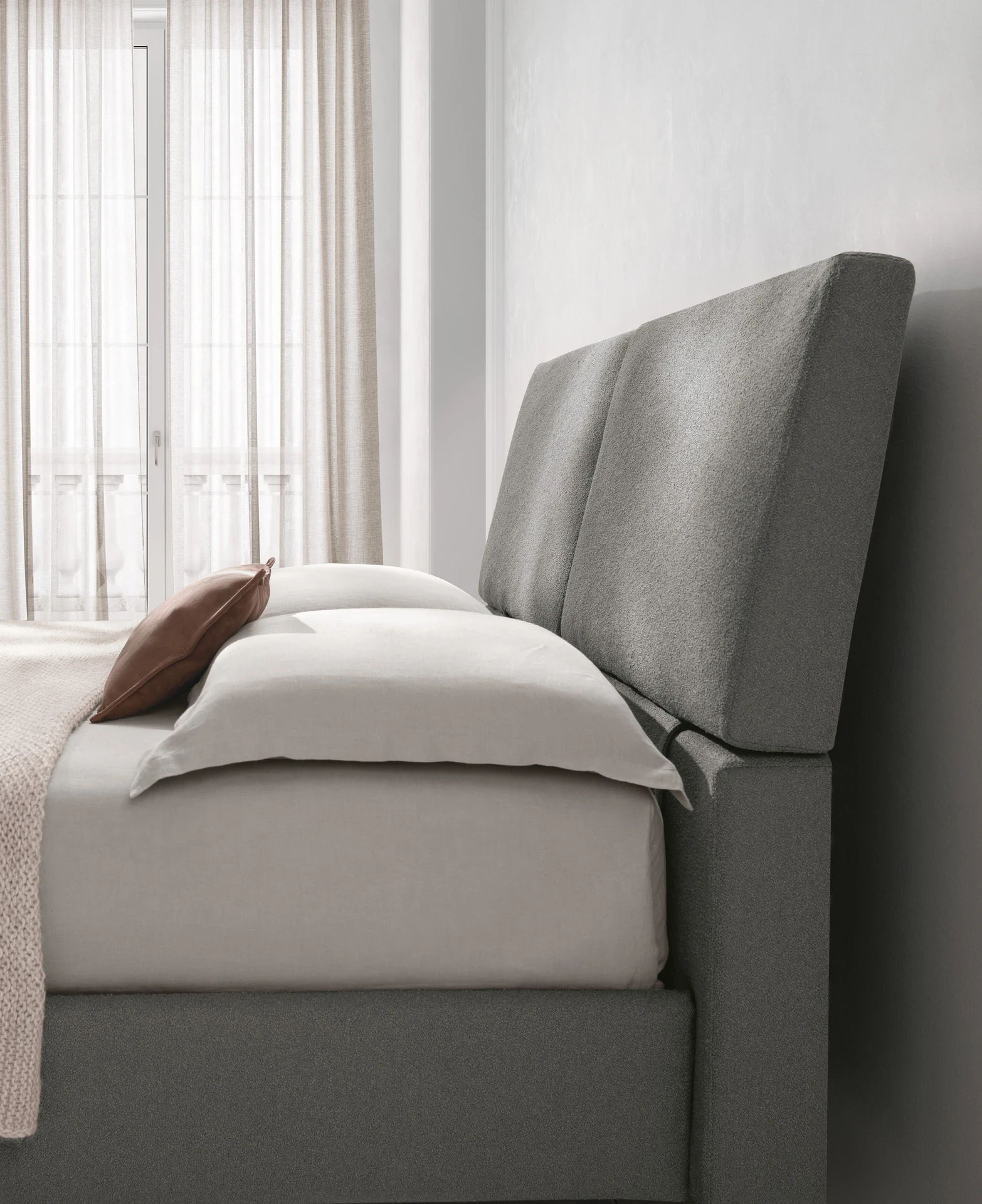 Vista laterale del meccanismo di regolazione dell'inclinazione dei cuscini del letto Set Tomasella. Due posizioni indipendenti per comfort personalizzato. Tomasella Night Collection 2024.