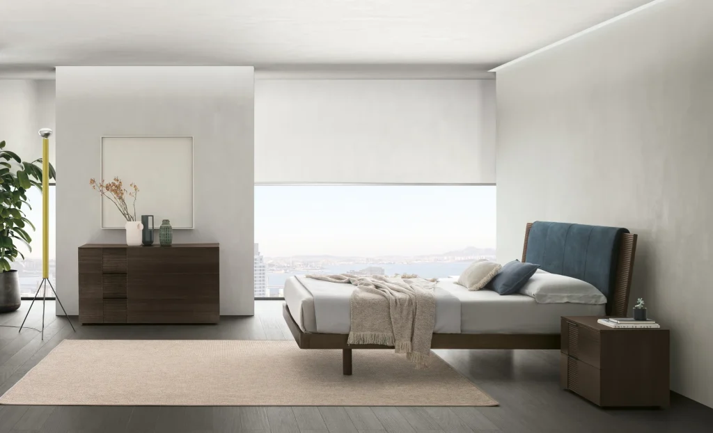 Ambiente completo con letto Bliss Tomasella Contract in Rovere Carbone, testiera in tessuto Venice col. 213, contenitori laccati Marna 180 e armadio Dandy. Collezione Night 2024.