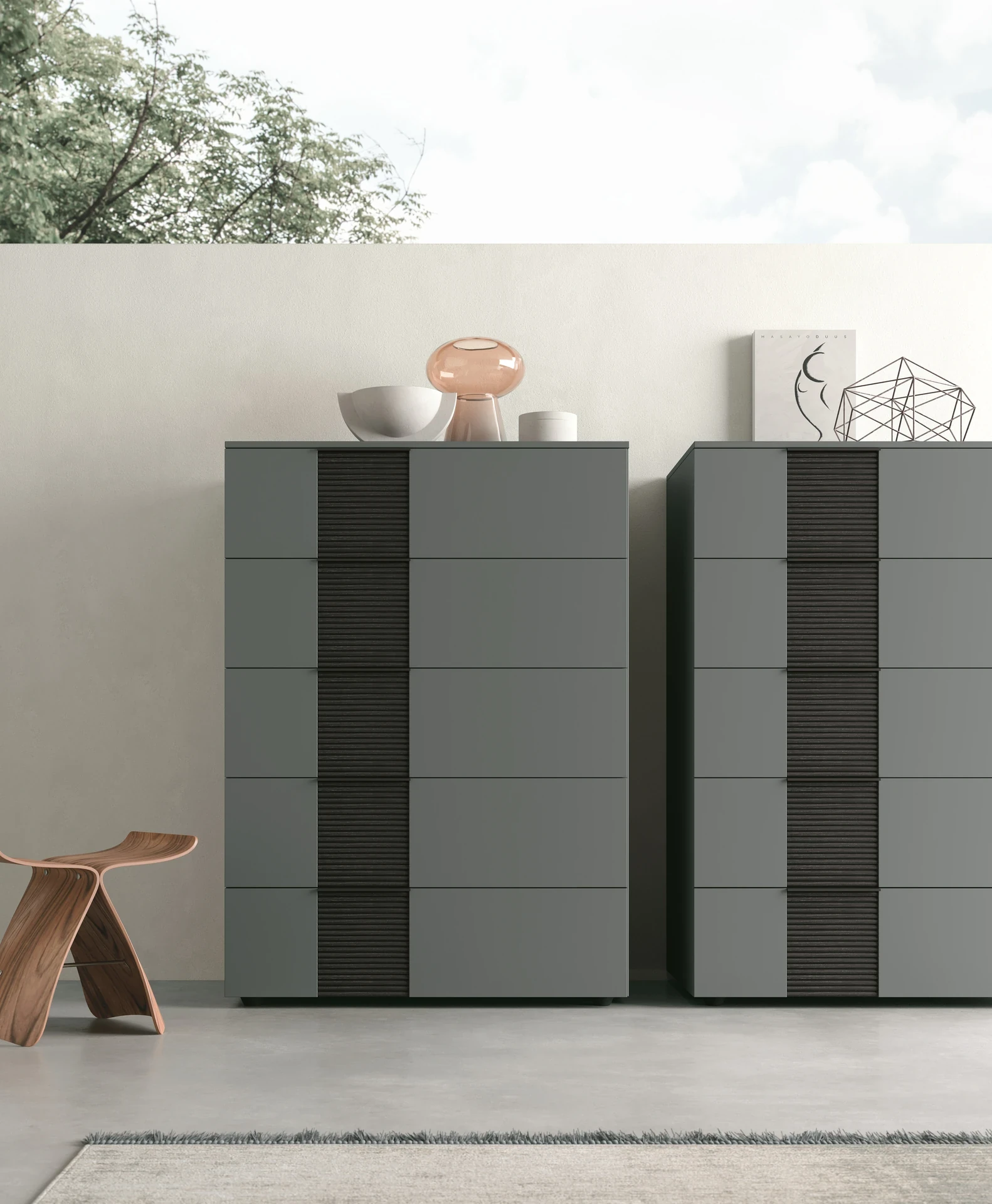Dettaglio dei settimanali Bliss in laccato opaco Marna 180: inserto in legno Rovere Carbone con effetto canettè che integra la maniglia. Tomasella Contract, contenitori notte 2024.
