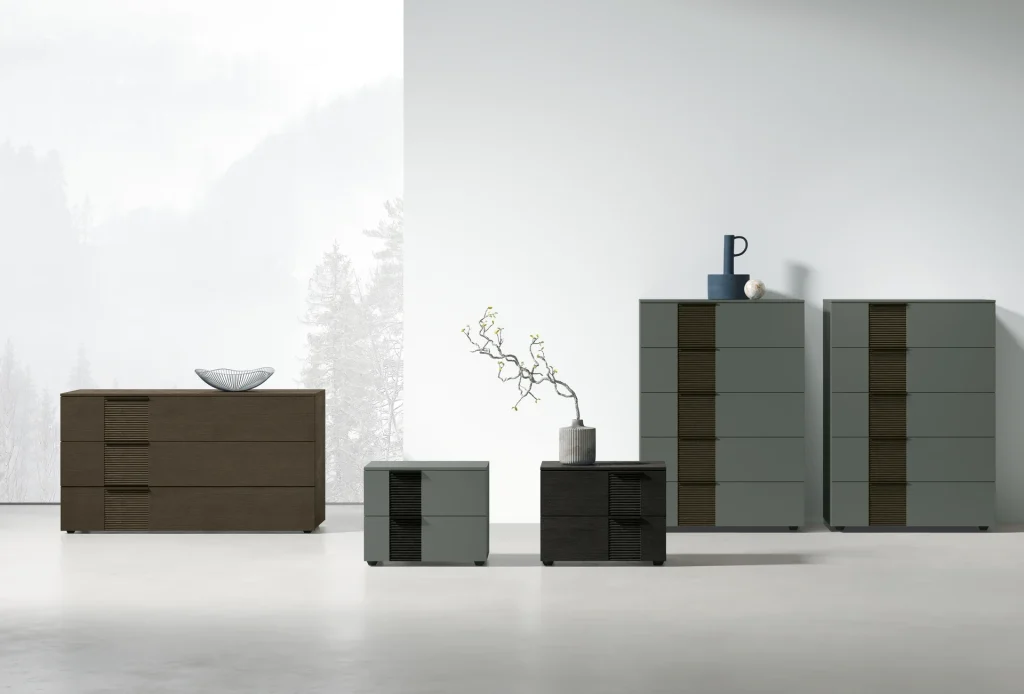Linea contenitori Bliss di Tomasella Contract: comò in materico Rovere Moka con effetto canettè, comodini laccati Marna 180, settimanali con inserto canettè Rovere Moka. 2024.