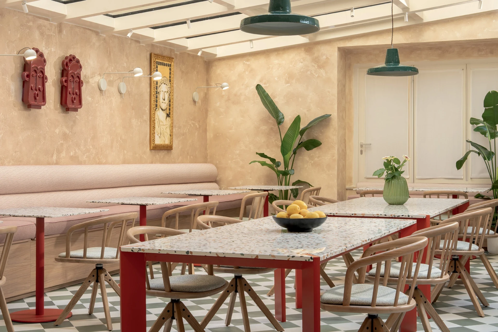Sala bar e colazione con tavoli in terrazzo, sedie colorate e decorazioni artistiche. Cloud7 Hotel 4 stelle, Via di Pietra 82, Roma. Arredamento su misura Tomasella Contract, 2024.