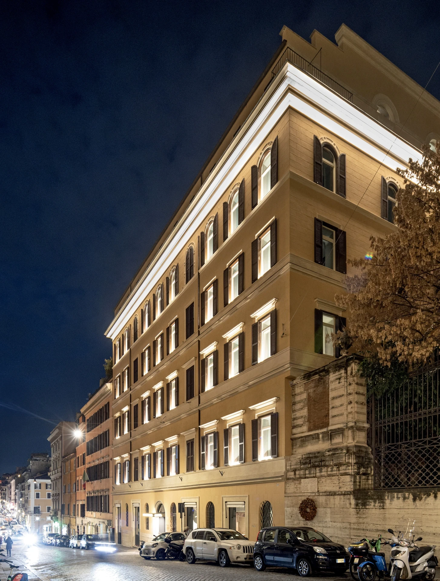 Facciata esterna notturna di Palazzo 4 Fontane illuminata, Roma. Hotel di lusso con 79 camere, Via delle Quattro Fontane 12. Arredamento su misura Tomasella Contract, 2025.
