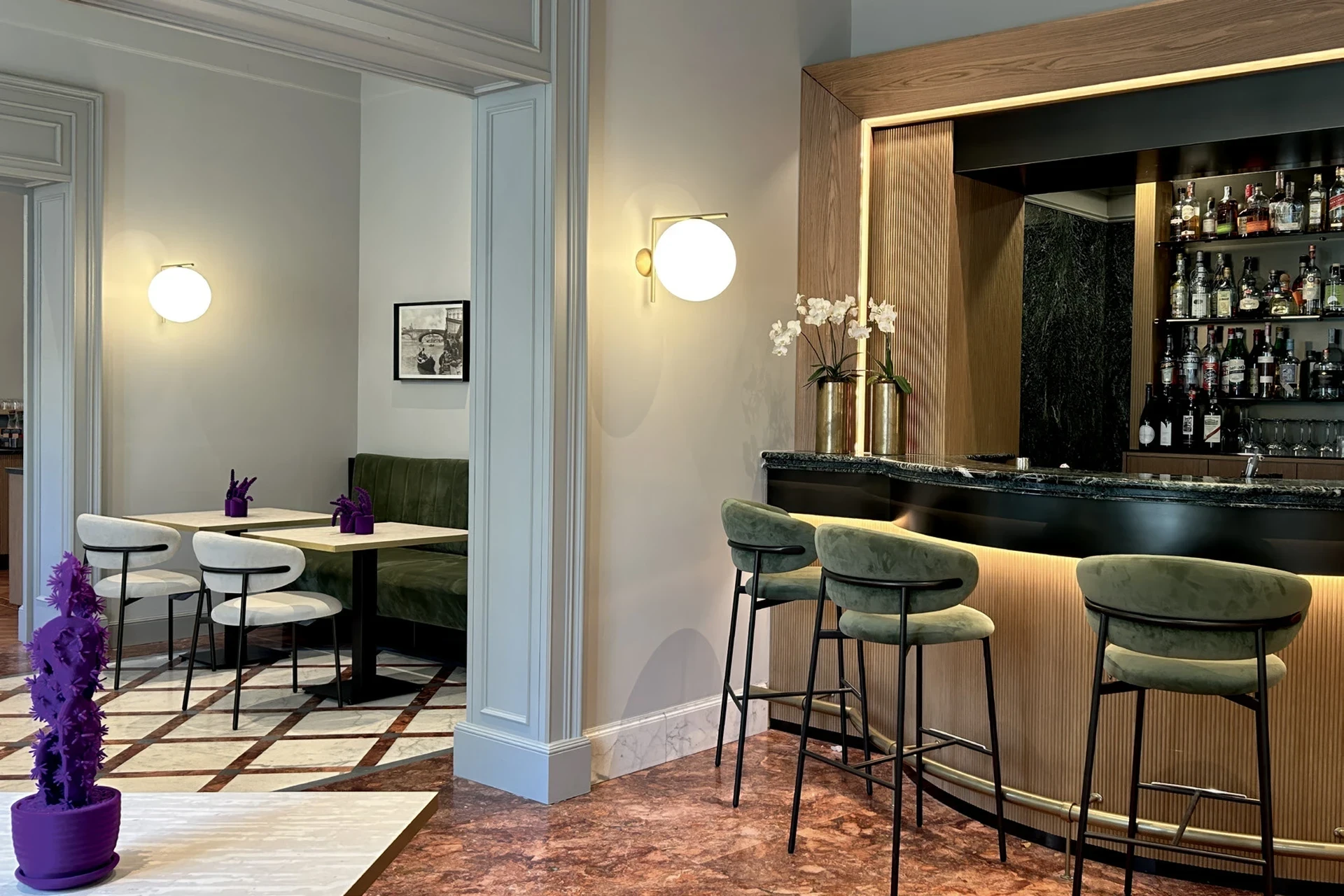 Bar e breakfast area con bancone retroilluminato, sgabelli neri e retrobar con bottiglie. Palazzo Montebello Hotel 4 stelle, Firenze. Arredamento su misura Tomasella Contract, 2024.
