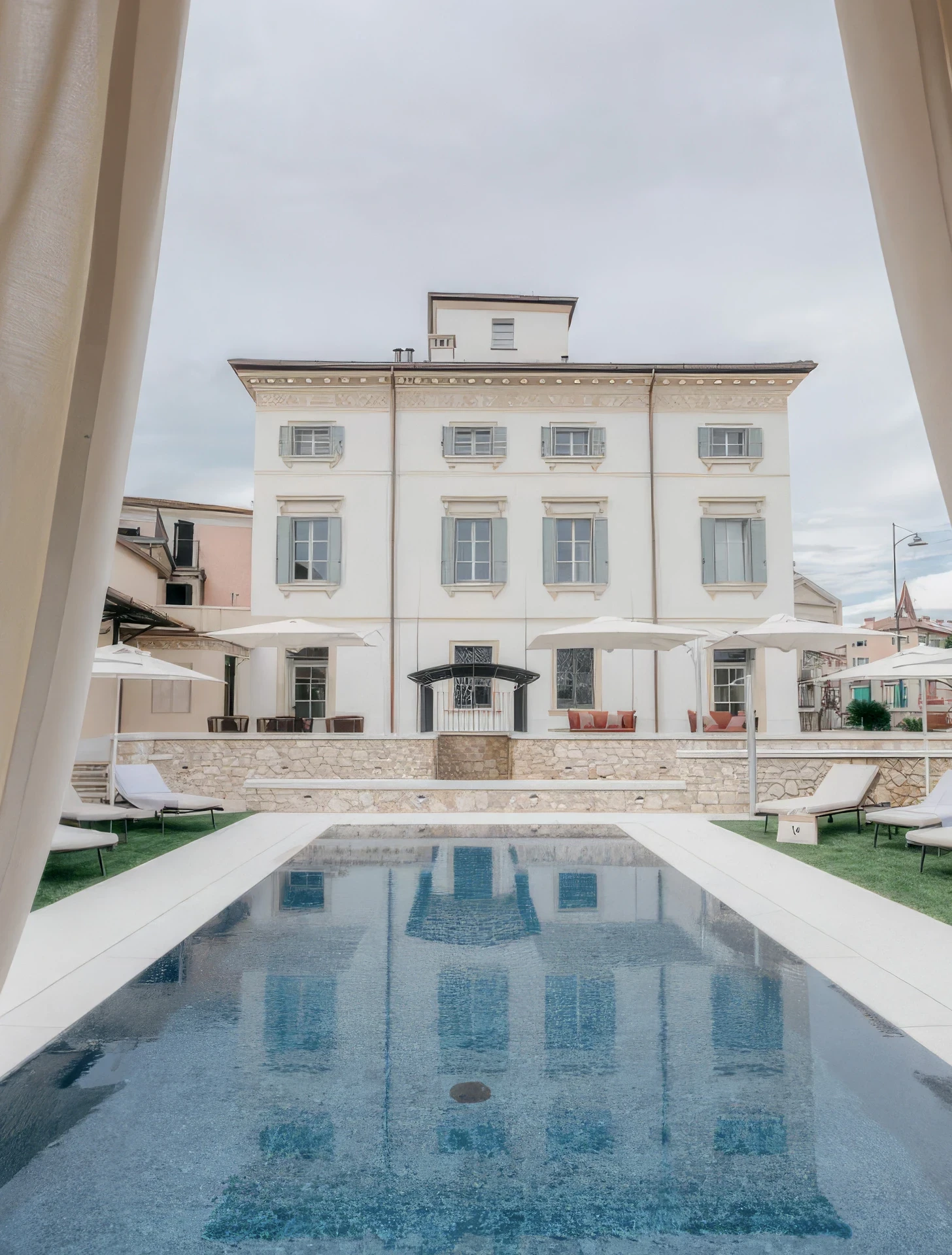 Facciata esterna della villa con piscina a sfioro e area relax. Villa Turco luxury boutique hotel, Piazza Giacomo Matteotti 23, Caldiero, Verona. Arredamento su misura Tomasella Contract, 2025.