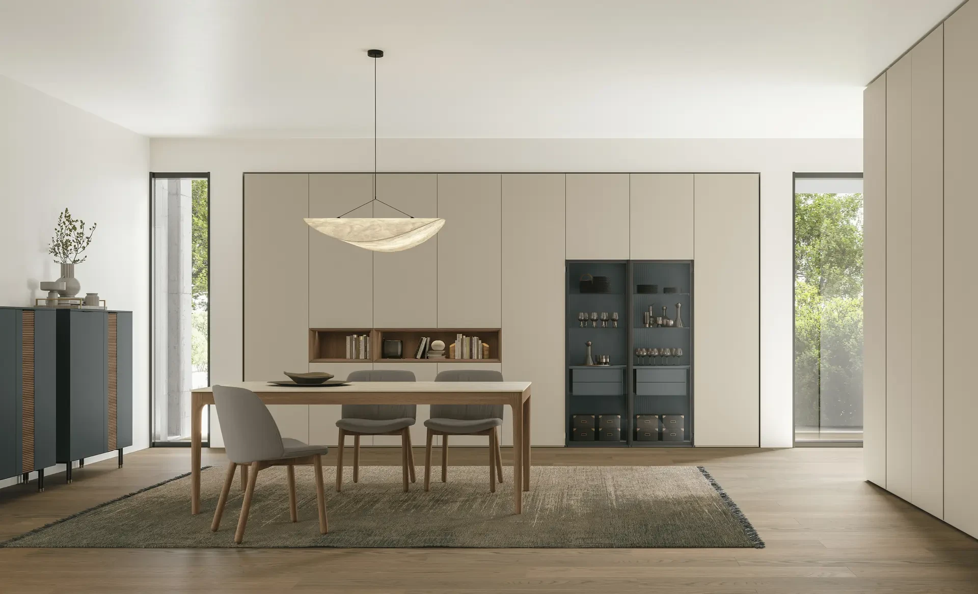 Tomasella Logica Plus+ 04.A e 04.B: zona pranzo con armadiatura in materico Argilla Tortora, nicchie Vogue in legno Rovere Cognac e vetrina con ante Metropolis in vetro trasparente 320, telaio Antracite. Madie Bliss e tavolo Savoy. Catalogo Logica Plus+.