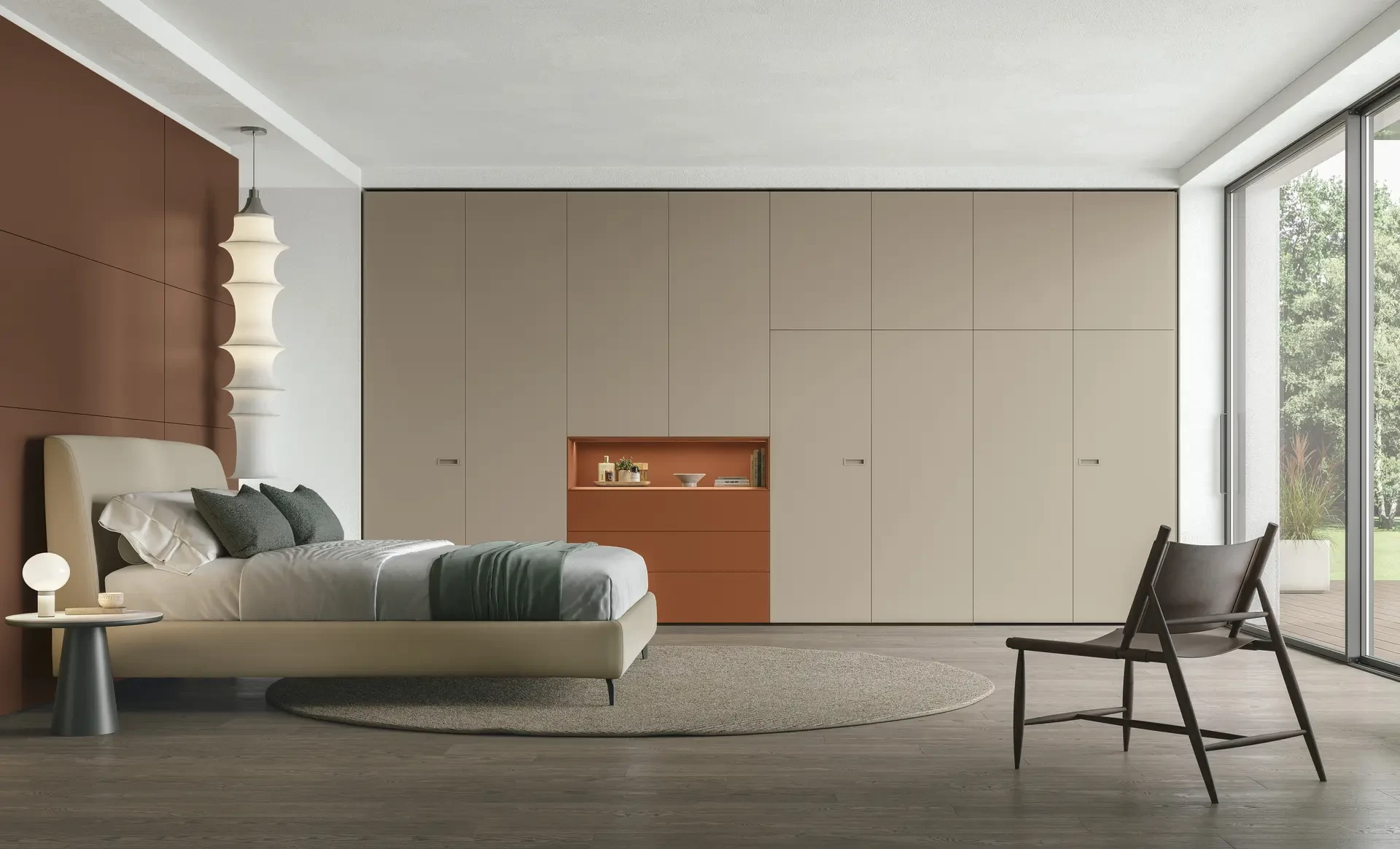 Tomasella Logica Plus+ 09.A: camera da letto con armadiatura L/W 481 cm in laccato opaco Arena 178, nicchia con cassetti Coccio 183 e boiserie Glove. Letto Dalia. Funzionalità guardaroba e home office celate nelle ante Discovery. Catalogo Logica Plus+.