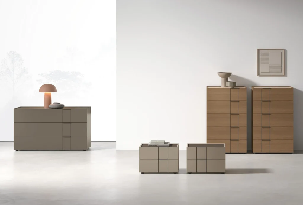 Linea Anouk di Tomasella Contract: comò, comodini e settimanali con frontali decorativi a segni verticali sottili. Finiture Rovere Moka, Arena e Orobica Naturale. Contenitori notte 2024.