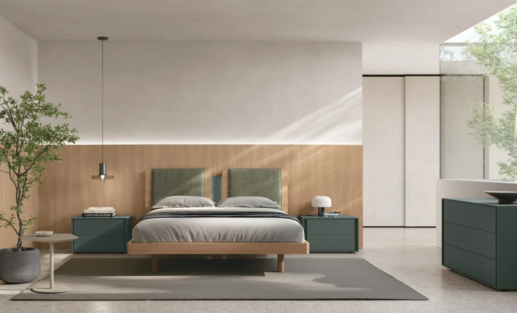 Letto Anubis abbinato ai contenitori Vip in laccato opaco Mirto 165 e vetro lucido. Boiserie Glove in Noce Aura. Camera da letto moderna, Tomasella Contract 2024.