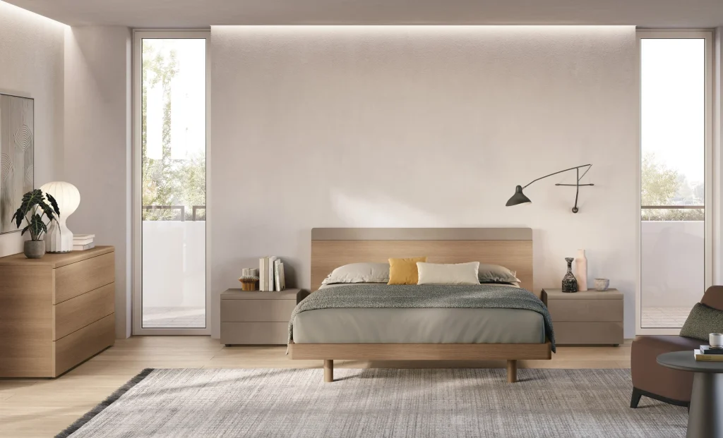 Letto Dylan Tomasella Contract in Rovere Cognac abbinato ai contenitori Cooper in Rovere Cognac e Argilla Cacao. Camera da letto contemporanea e armoniosa 2024.